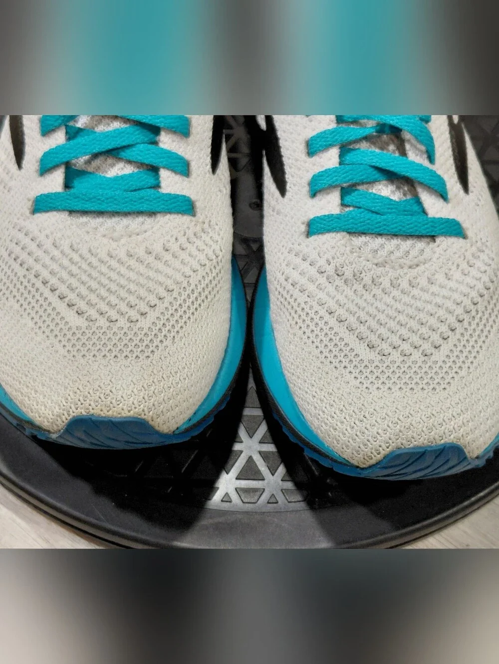 Brooks Womens Revel 5.0 Knit Running Sneakers with Teal Laces White Black SIZE 6